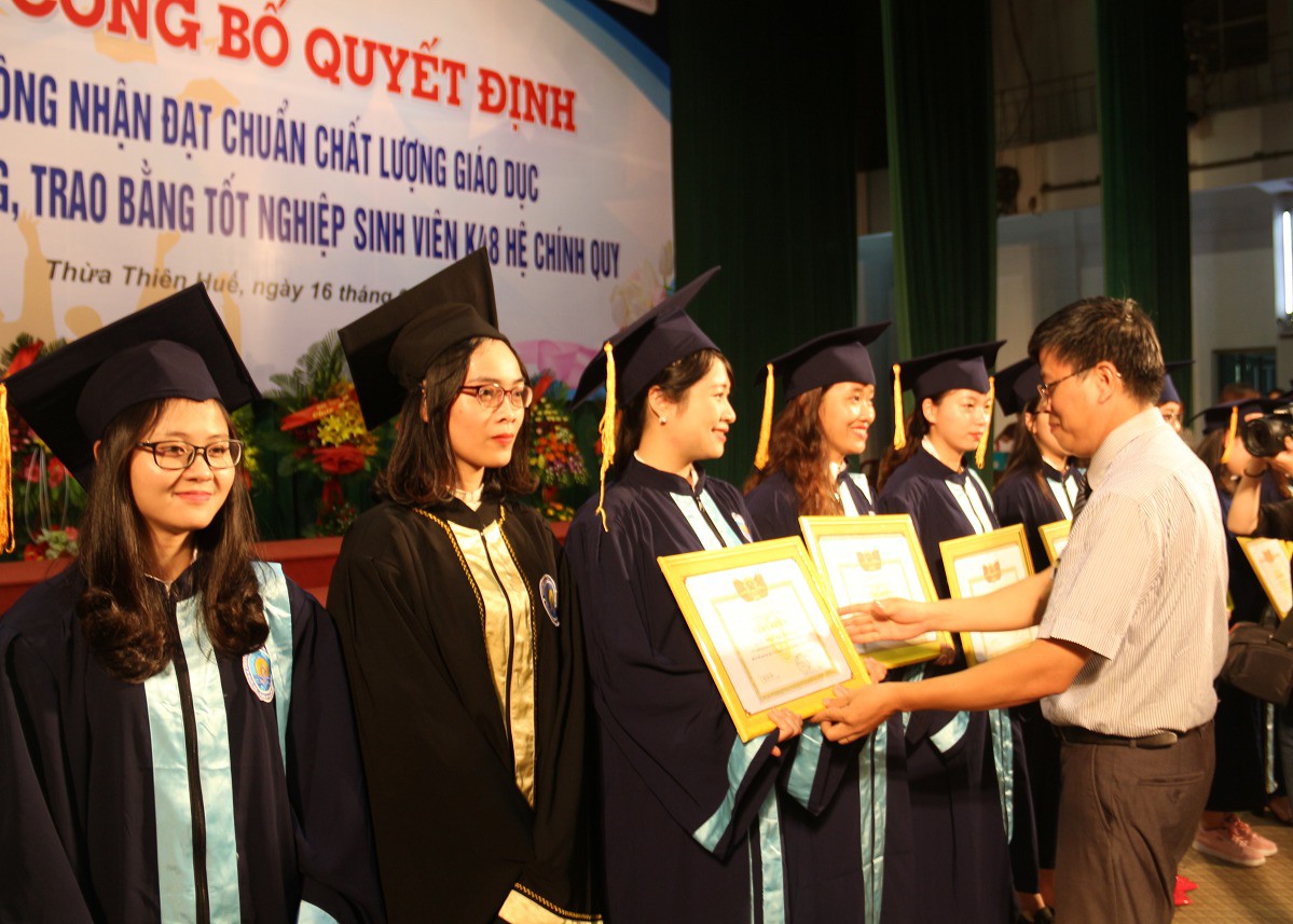 Trường ĐH Kinh tế Huế đạt chuẩn uy tín chất lượng giáo dục - Ảnh 2. Trường ĐH Kinh tế Huế đạt chuẩn uy tín giáo dục - Ảnh 2.