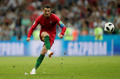 Tuyển thủ Uruguay xăm hình huyền thoại Ronaldo lên chân