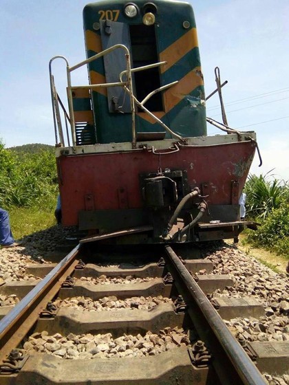 Lại xảy ra tai nạn đường sắt nghiêm trọng, tàu hỏa tông xe ben chở đá - Ảnh 2.