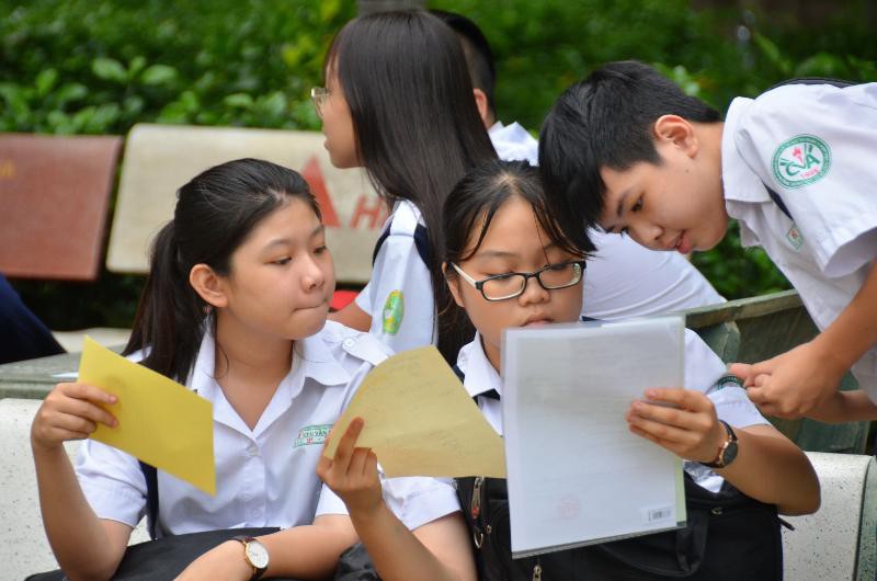 Ngày đầu thi lớp 10: Đề dễ thế nhưng khó có cao điểm - Ảnh 1. Ngày đầu thi lớp 10: Đề dễ cơ nhưng mà khó có điểm cao - Ảnh 1.