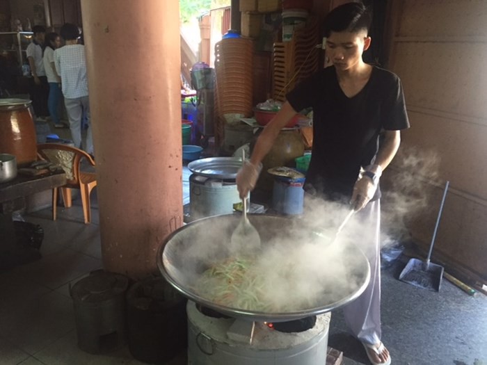 Cần Thơ: Nấu cơm và đưa rước thí sinh nghèo thi THPT quốc gia - Ảnh 1. Cần Thơ: Nấu cơm và đưa rước thí sinh nghèo thi THPT quốc gia - Ảnh 1.