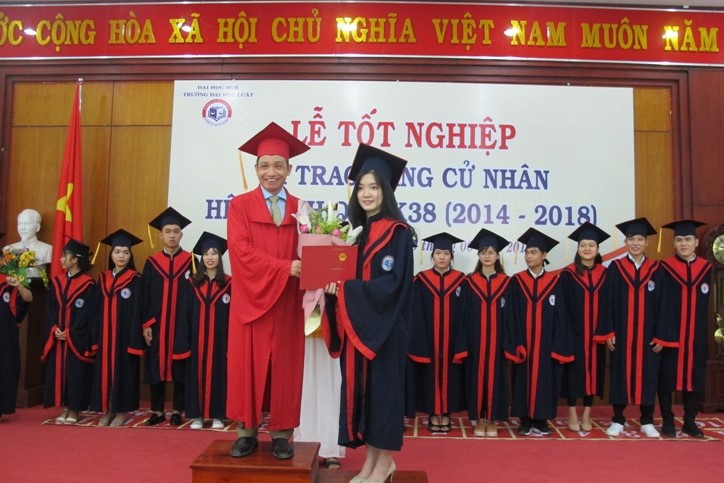 Hàng trăm sinh viên ĐH Huế tốt nghiệp loại khá, giỏi - Ảnh 2. Hàng trăm sinh viên ĐH Huế tốt nghiệp loại khá, giỏi - Ảnh 2.