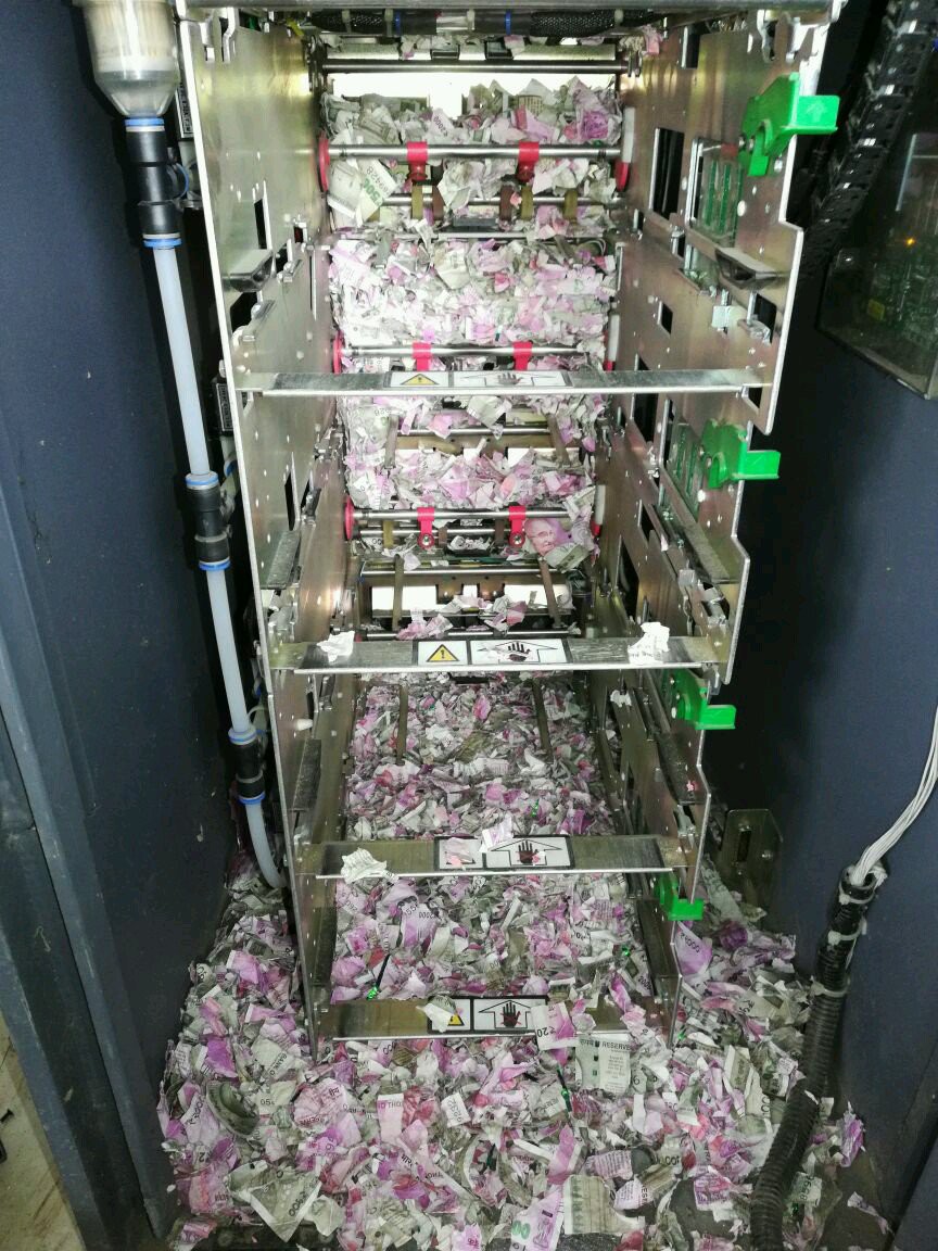 Chuột chui vào máy ATM, cắn nát cả đống tiền - Ảnh 2.