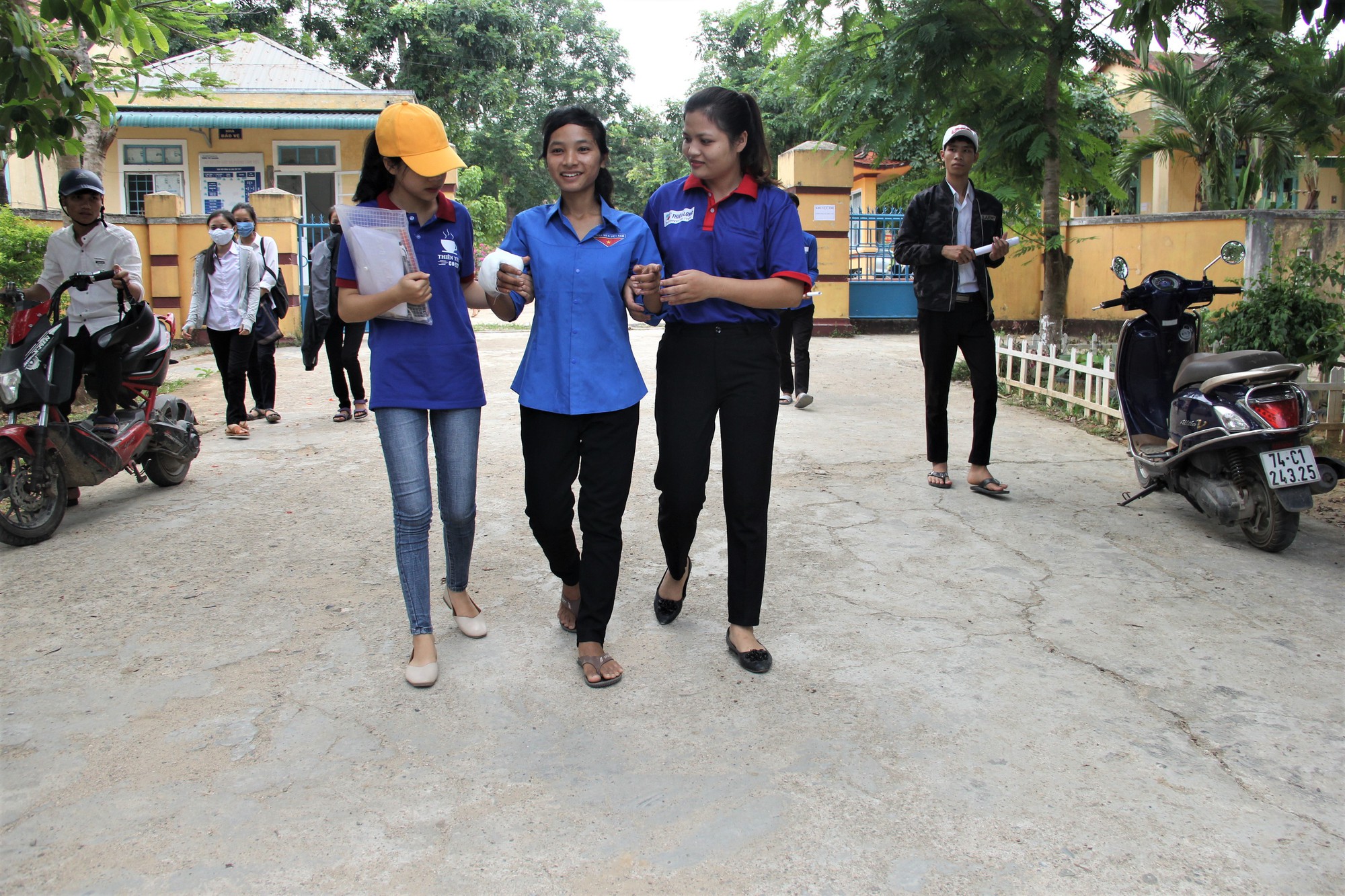 Thí sinh làm bài thi mới biết bàn tay suýt bị hoại tử do rắn cắn - Ảnh 1. Thí sinh làm bài thi mới biết bàn tay suýt bị hoại tử do rắn cắn - Ảnh 1.