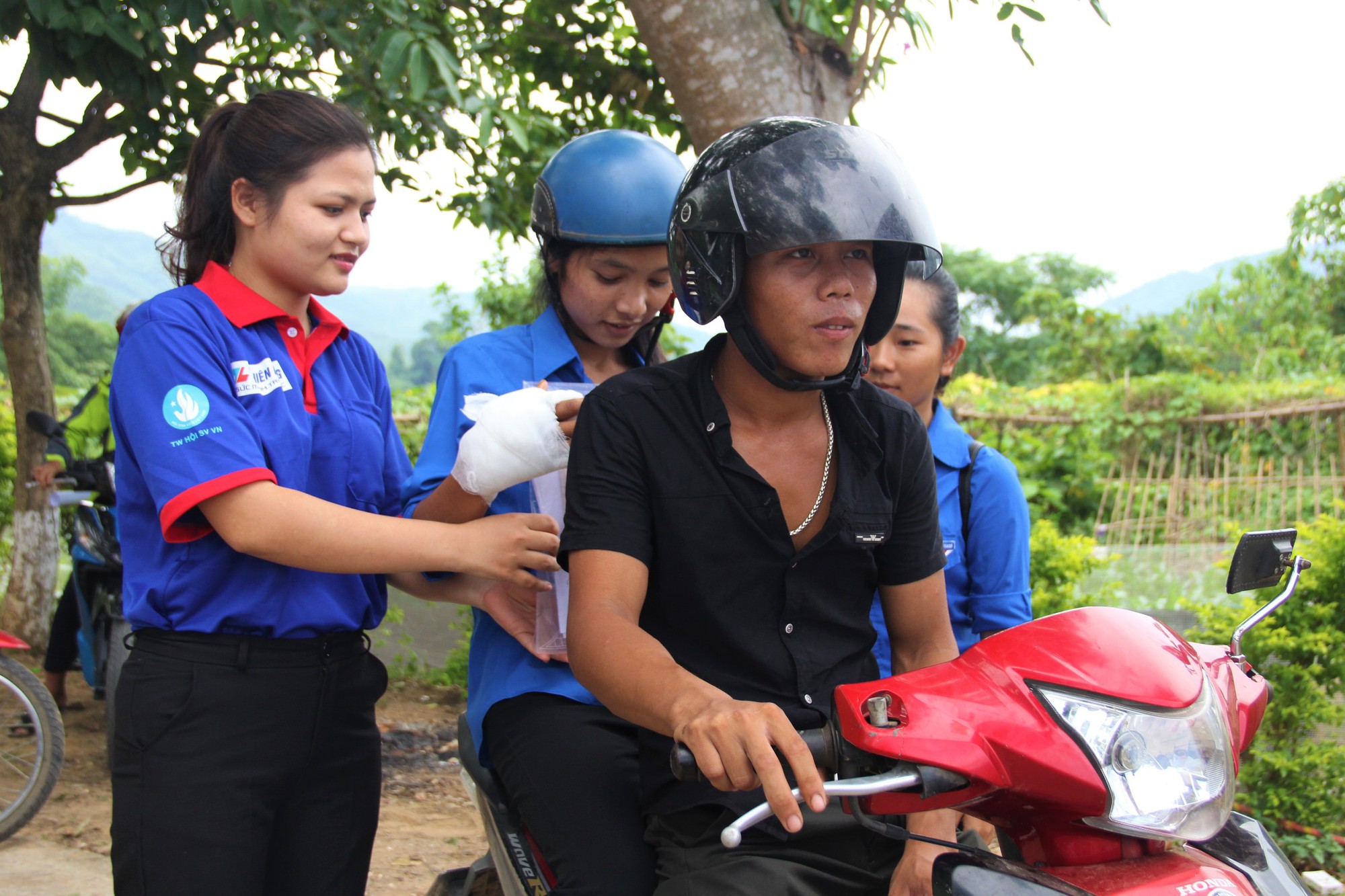 Thí sinh làm bài thi mới biết bàn tay suýt bị hoại tử do rắn cắn - Ảnh 2. Thí sinh làm bài thi mới biết bàn tay suýt bị hoại tử do rắn cắn - Ảnh 2.