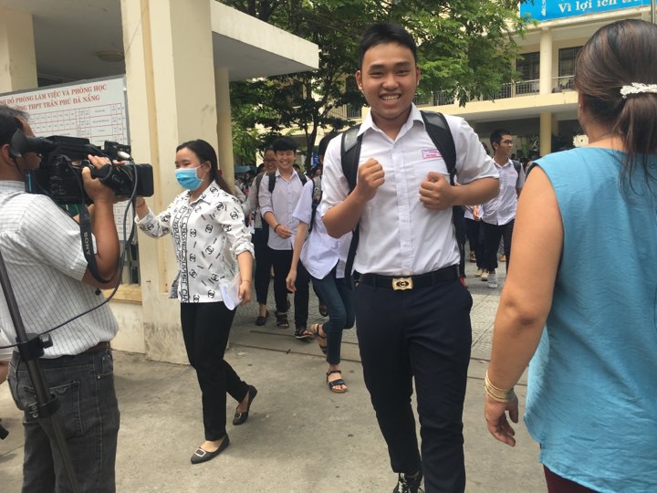 Điểm thi giam hãm TS hơn 50 phút, cán bộ làm bài cho TS bị nạn - Ảnh 1. Điểm thi giam hãm TS hơn 50 phút, cán bộ làm bài cho TS bị nạn - Ảnh 1.