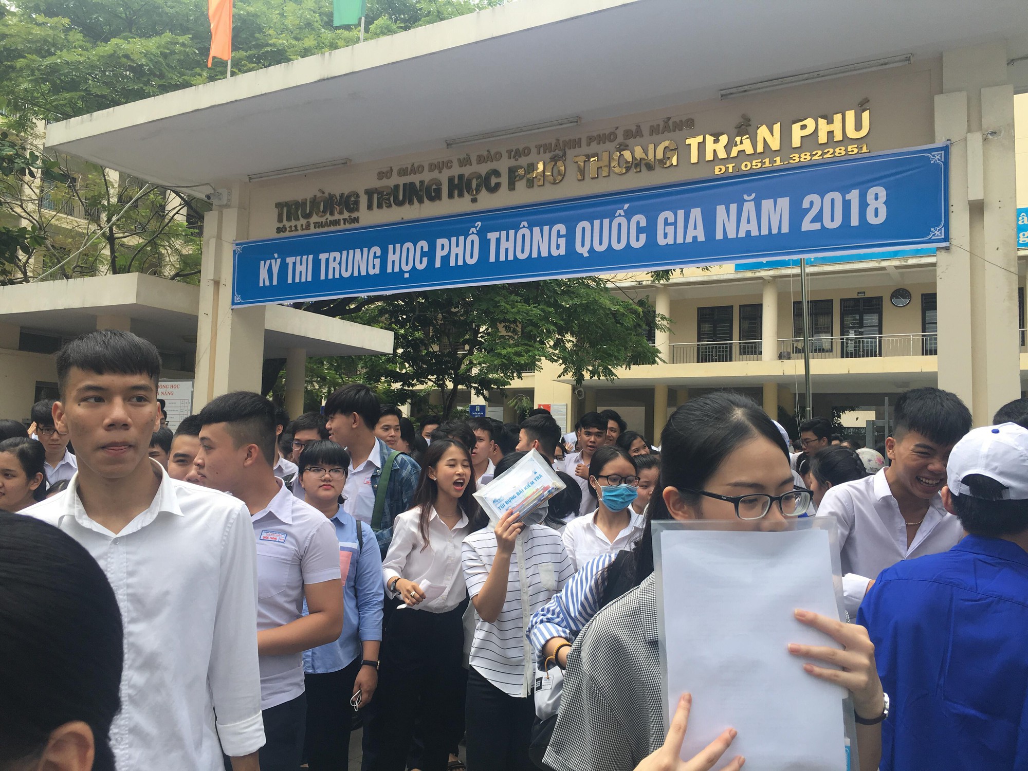 Điểm thi giam cấm TS hơn 50 phút, cán bộ làm bài cho TS bị nạn - Ảnh 2. Điểm thi giam cấm TS hơn 50 phút, cán bộ làm bài cho TS bị nạn - Ảnh 2.