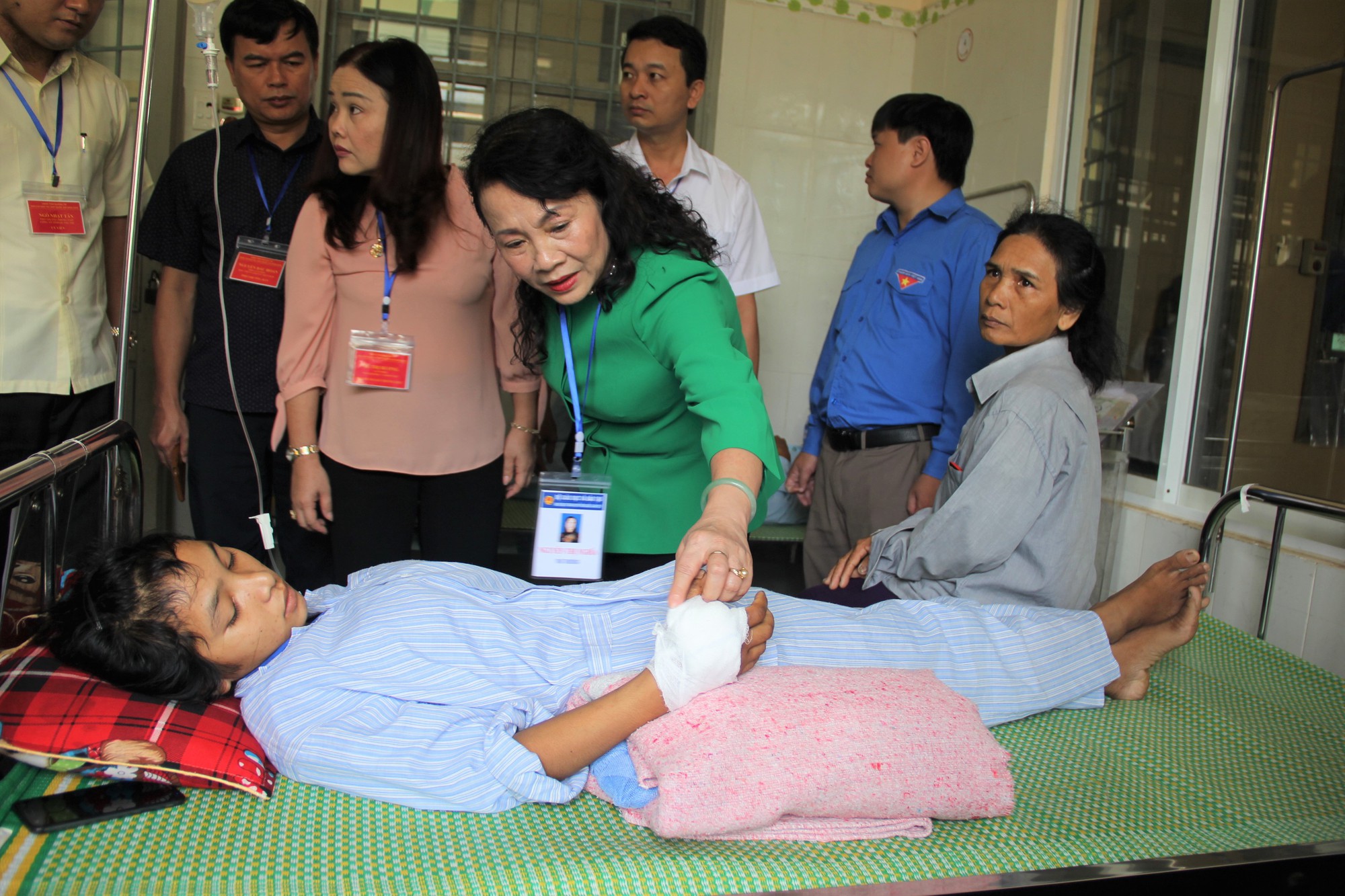 Thứ trưởng Bộ GD-ĐT thăm, tặng quà cho thí sinh bị rắn cắn - Ảnh 1. Thứ trưởng Bộ GD-ĐT thăm, tặng quà cho thí sinh bị rắn cắn - Ảnh 1.