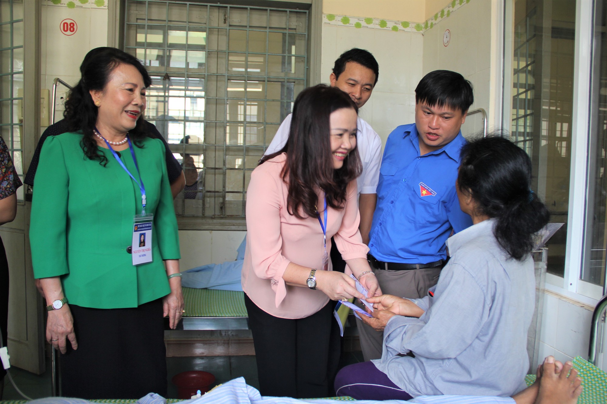 Thứ trưởng Bộ GD-ĐT thăm, tặng quà cho sĩ tử bị rắn cắn - Ảnh 2. Thứ trưởng Bộ GD-ĐT thăm, tặng quà cho sĩ tử bị rắn cắn - Ảnh 2.