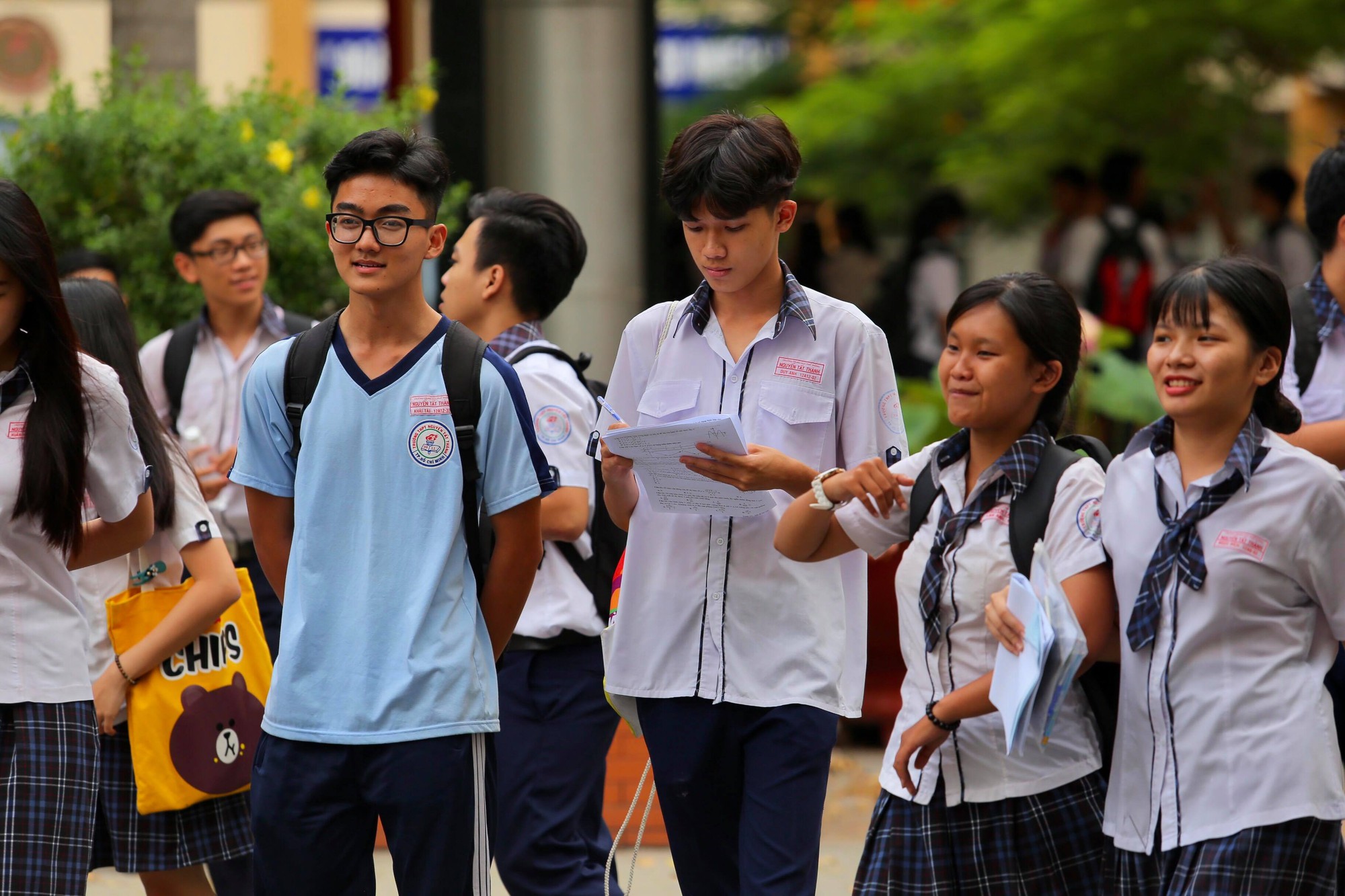 Dư âm đề thi văn, toán: thánh thần mới làm tốt được! - Ảnh 1. Dư âm đề thi văn, toán: thần linh mới làm tốt được! - Ảnh 1.