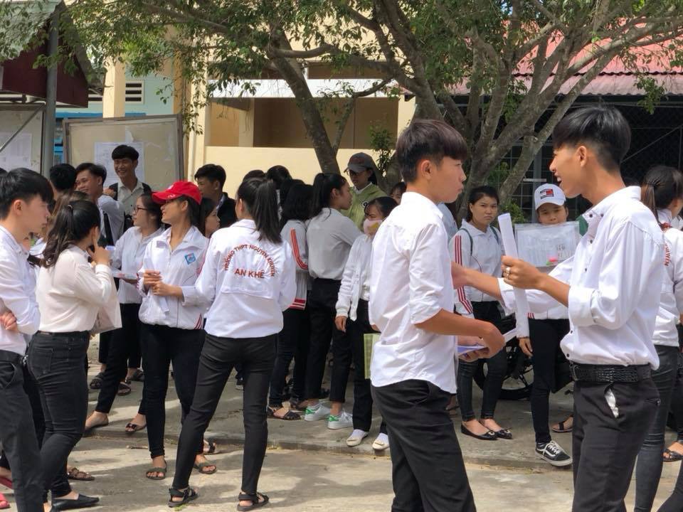 Nhiều cán bộ xã U50 đi thi THPT lần thứ 7, 8 - Ảnh 1. Nhiều cán bộ xã U50 đi thi THPT lần thứ 7, 8 - Ảnh 1.