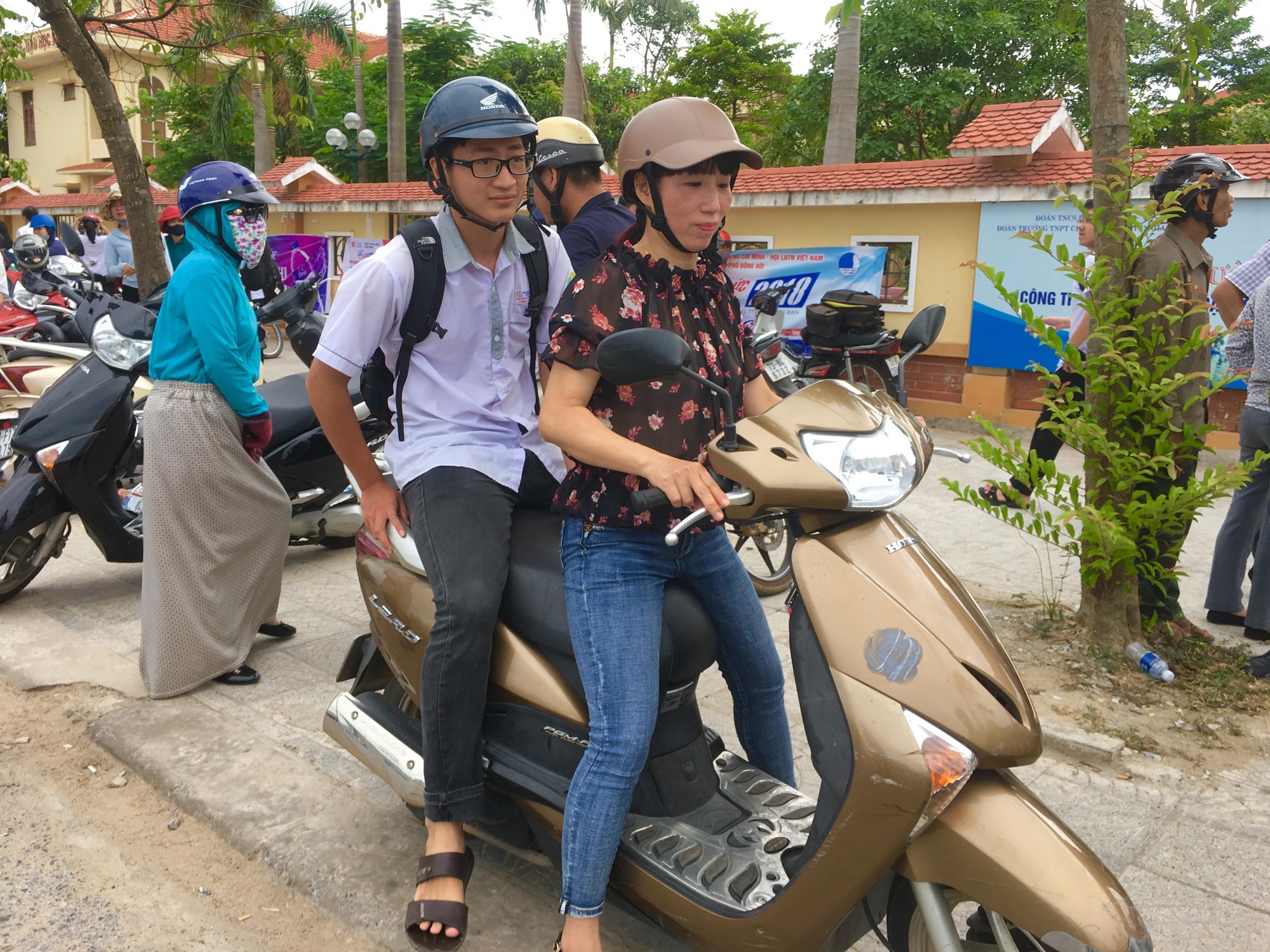 Thí sinh hoãn mổ ruột thừa để liều đi thi - Ảnh 2. Thí sinh hoãn mổ ruột thừa để liều đi thi - Ảnh 2.