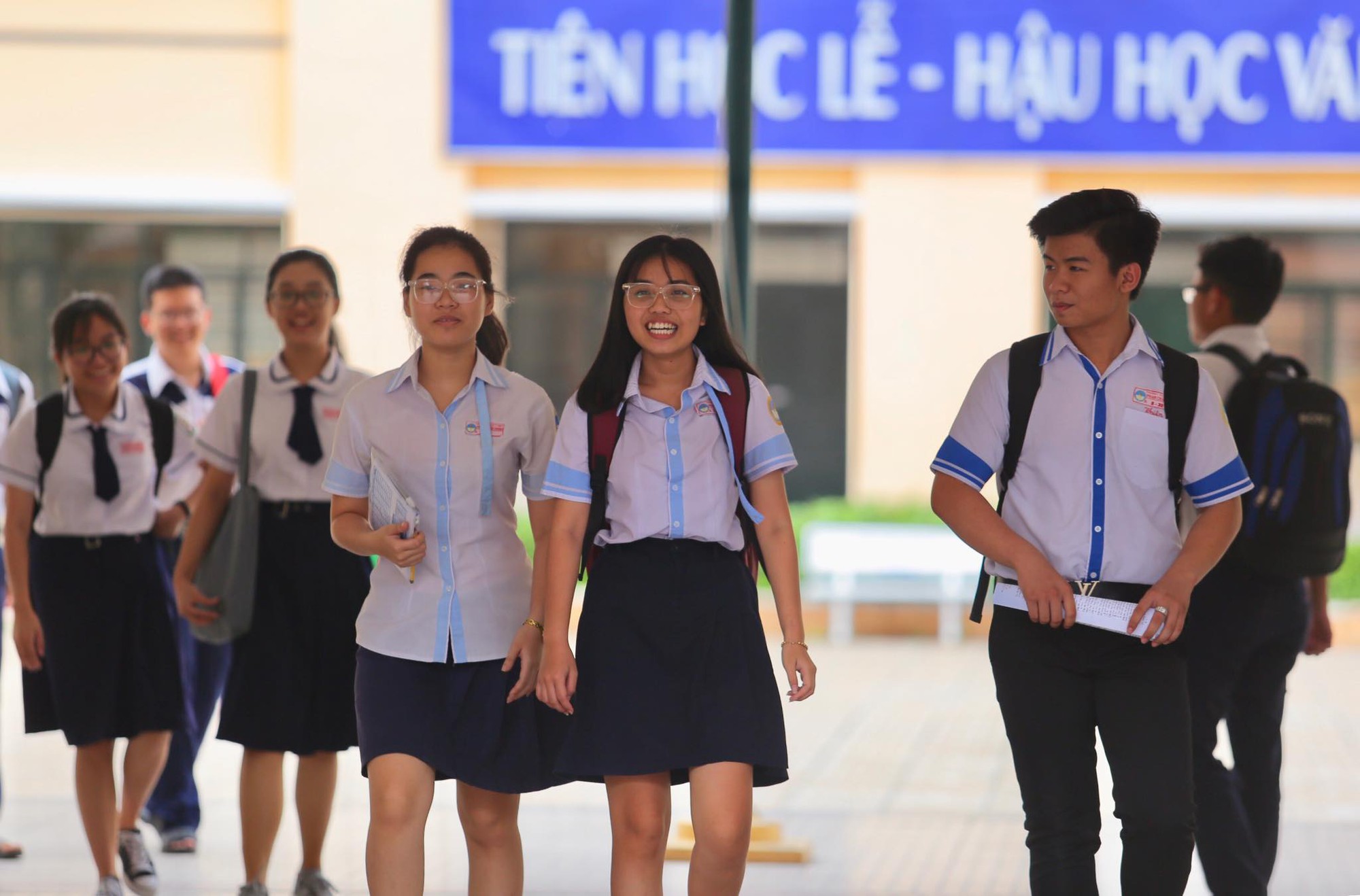 Thí sinh thở phào vì đề thi hóa và lý ko khó - Ảnh 2. Thí sinh thở phào vì đề thi hóa và lý không khó - Ảnh 2.