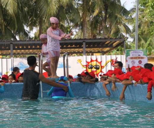 5.000 học sinh tiểu học vùng nông thôn sẽ được phổ cập bơi - Ảnh 1.