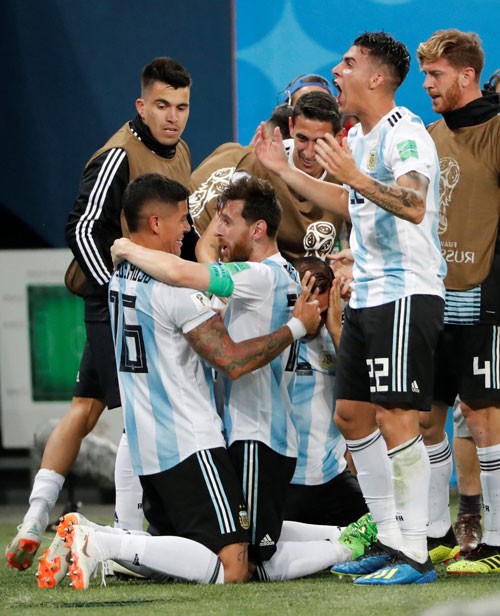 Argentina thắng nghẹt thở: Cầm chân… cái đẹp - Ảnh 1.