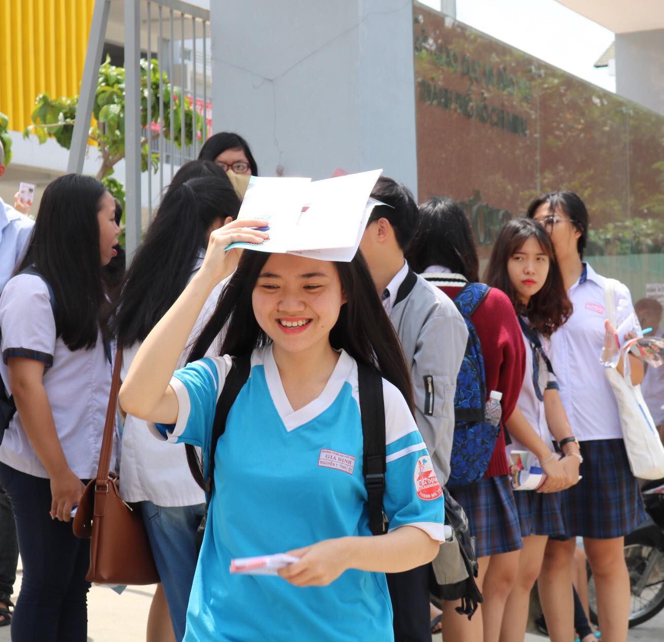 73 sĩ tử bị đình chỉ thi do mang ĐT thông minh và tài liệu - Ảnh 1. 73 sĩ tử bị đình chỉ thi do mang điện thoại cảm ứng và tài liệu - Ảnh 1.