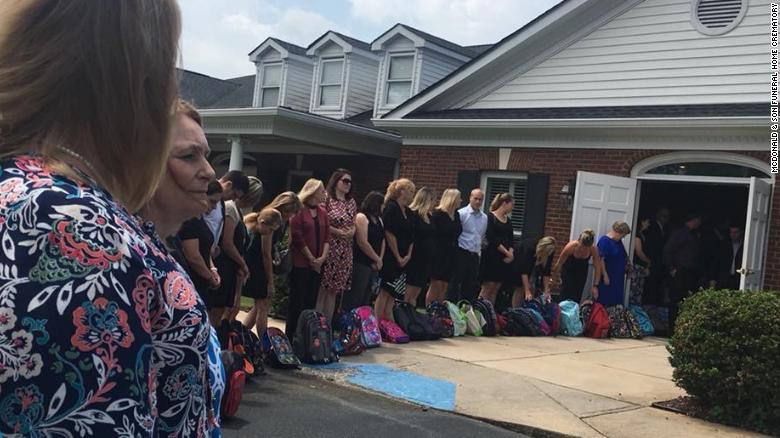 Cô giáo bị ung độc có di nguyện viếng ba lô thay hoa - Ảnh 2. Cô giáo bị ung bứu có di nguyện viếng ba lô thay hoa - Ảnh 2.