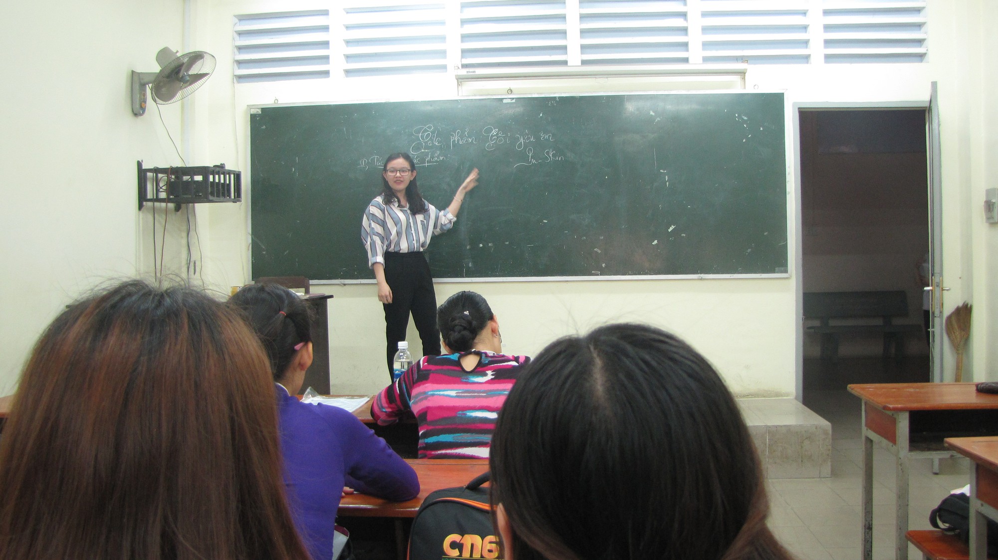 Nhà giáo sau này xử lý tình cảnh giao thiệp khó đỡ - Ảnh 2. Nhà giáo mai sau xử lý tình huống giao tiếp khó đỡ - Ảnh 2.