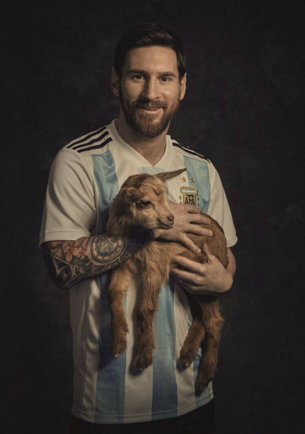 Giải mã hình ảnh Messi ôm dê trước World Cup - Báo Người lao động