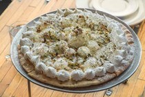 Pizza "bốc cháy" độc đáo cho thực khách
