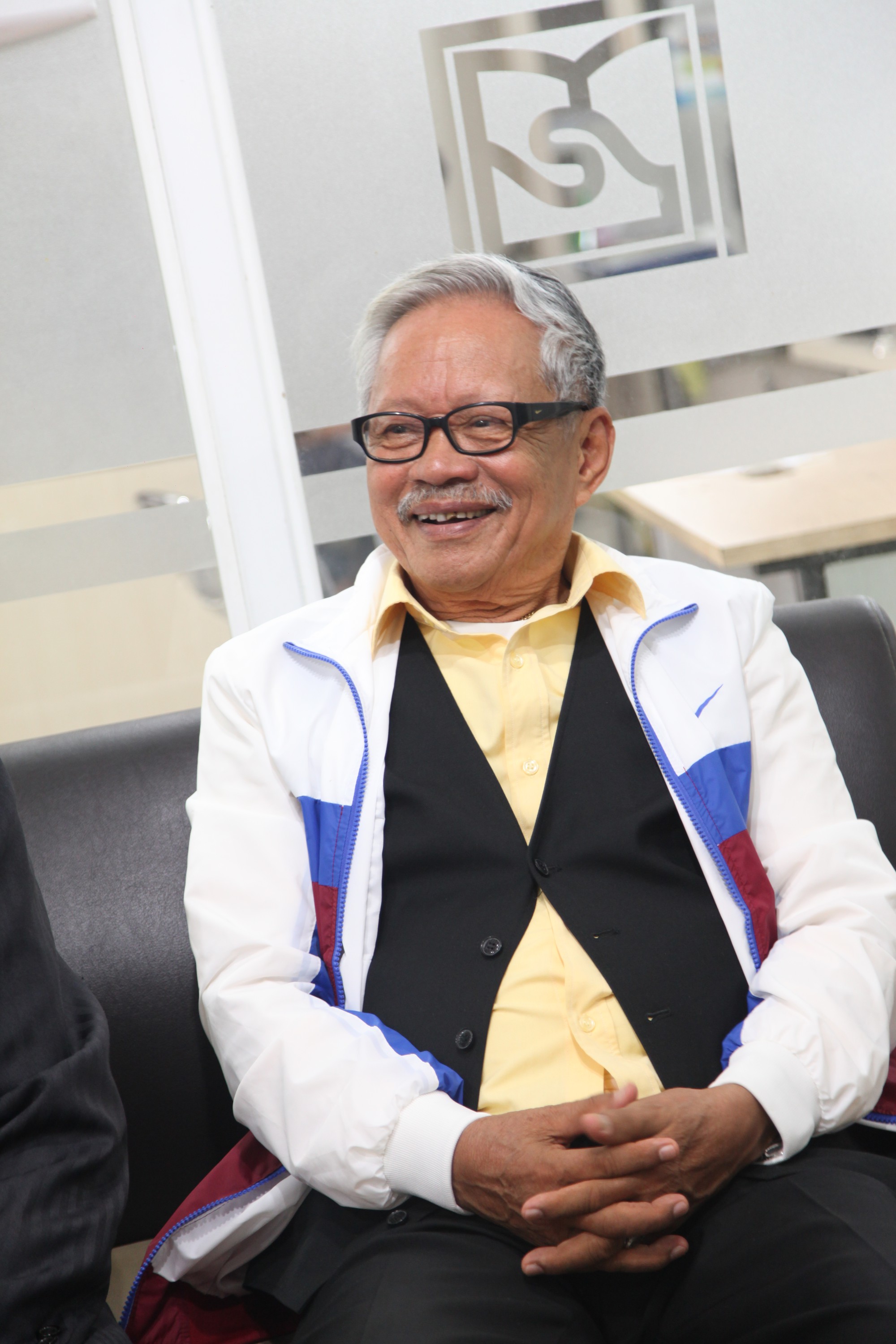 Ba năm đèn sách, cụ ông 85 tuổi lấy bằng thạc sĩ - Ảnh 1. Ba năm đèn sách, cụ ông 85 tuổi lấy bằng thạc sĩ - Ảnh 1.