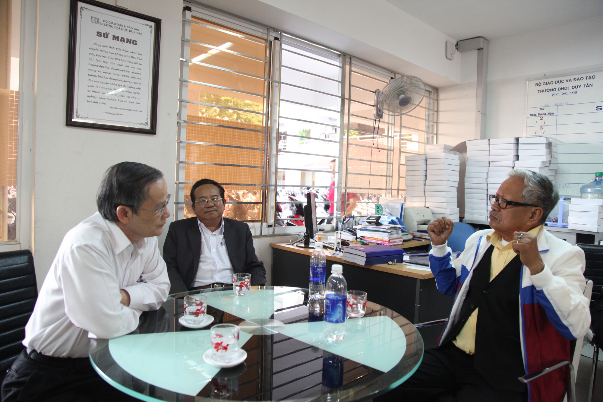 Ba năm đèn sách, cụ ông 85 tuổi lấy bằng thạc sĩ - Ảnh 3. Ba năm đèn sách, cụ ông 85 tuổi lấy bằng thạc sĩ - Ảnh 3.