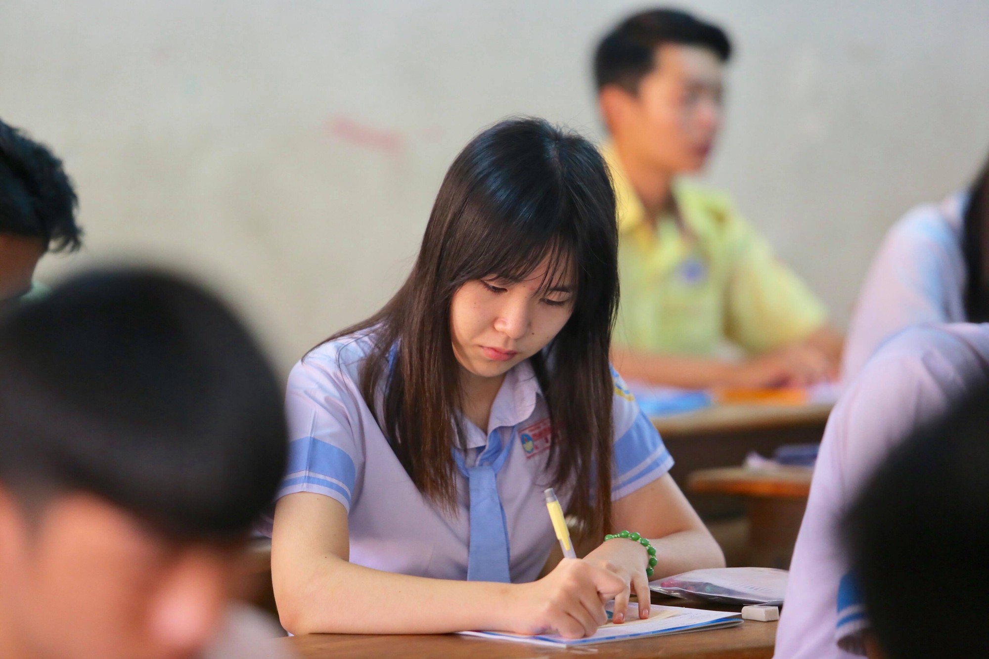 Phổ điểm THPT quốc gia ở mức bình quân - Ảnh 1. Phổ điểm THPT quốc gia tại mức nhàng nhàng - Ảnh 1.