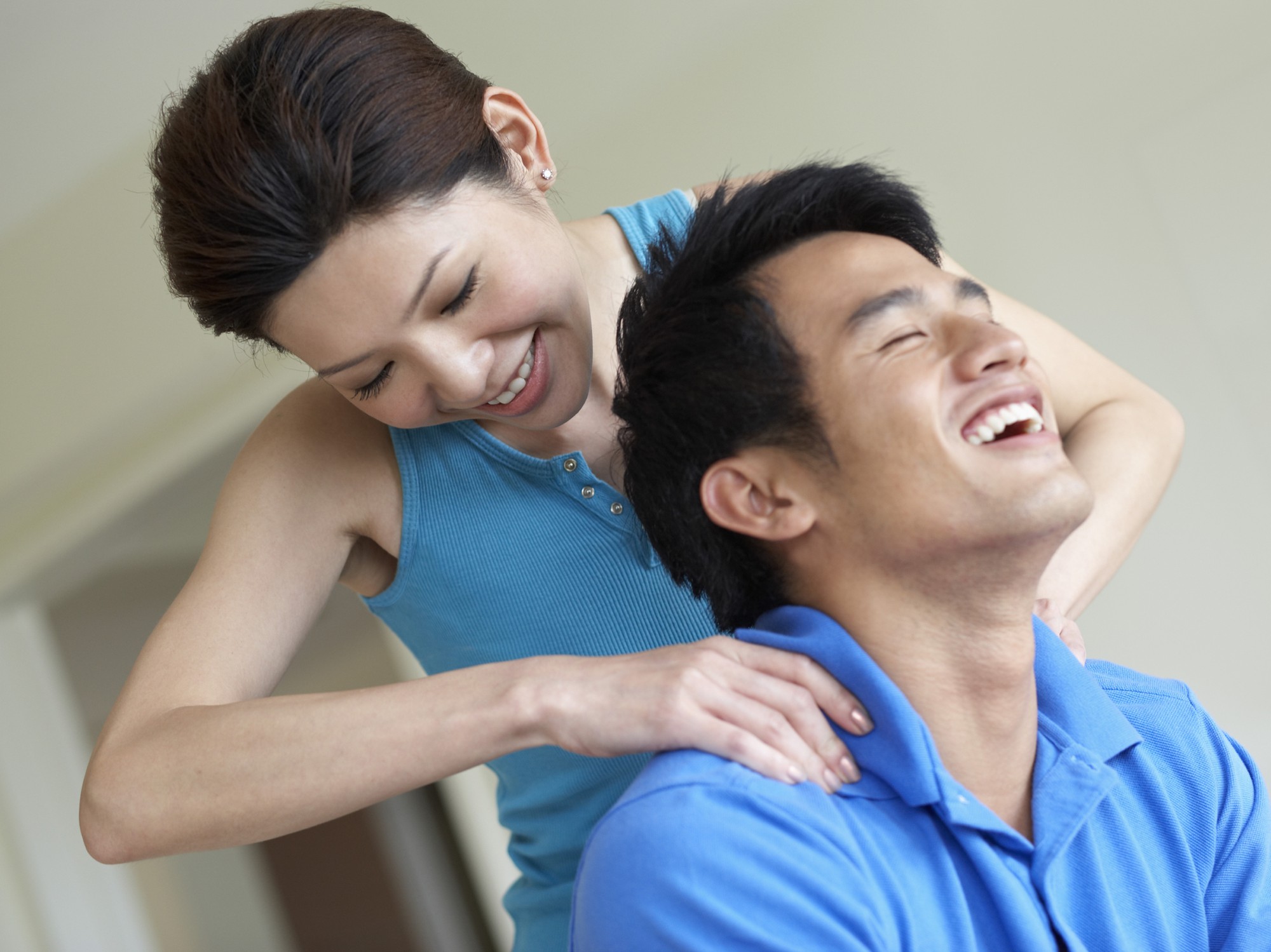 Nổi giận với vợ vì một chiếc sơ mi sờn rách