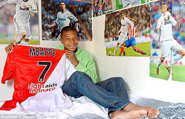 Ronaldo  Mbappe Cuộc chạm trán giữa fan  idol