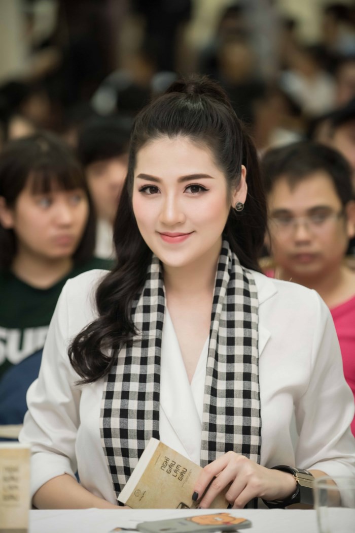 Á hậu Tú nhân tài hứng tặng sách cho sinh viên tp hà nội - Ảnh 1. Á hậu Tú anh hào hứng tặng sách cho sinh viên tp hn - Ảnh 1.