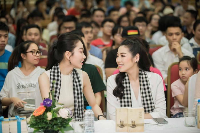 Á hậu Tú thiên tài hứng tặng sách cho sinh viên hà nội - Ảnh 2. Á hậu Tú hào kiệt hứng tặng sách cho sinh viên thành phố hn - Ảnh 2.