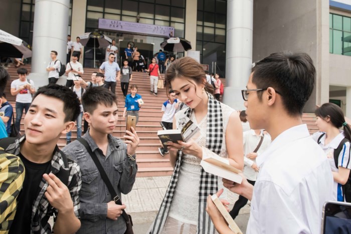 Á hậu Tú anh hào hứng tặng sách cho sinh viên hà nội - Ảnh 3. Á hậu Tú anh hào hứng tặng sách cho sinh viên thủ đô hà nội - Ảnh 3.