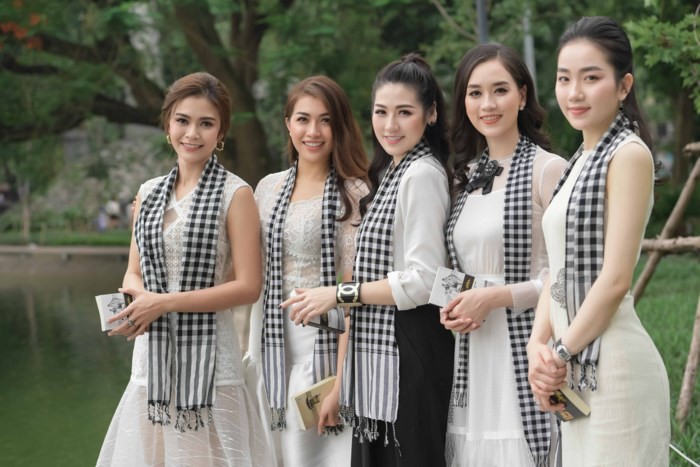 Á hậu Tú nhân kiệt hứng tặng sách cho sinh viên hn - Ảnh 4. Á hậu Tú tài năng hứng tặng sách cho sinh viên tp hà nội - Ảnh 4.