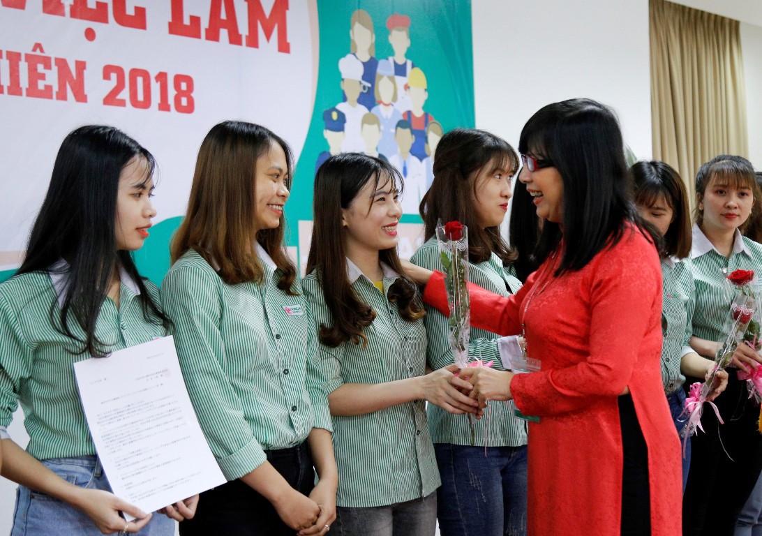 2.372 vị trí địa lý việc dẫn đến SV ĐH Đông Á phía trước lễ tốt nghiệp - Ảnh 1. 2.372 vị trí địa lý việc khiến cho SV ĐH Đông Á phía trước lễ tốt nghiệp - Ảnh 1.