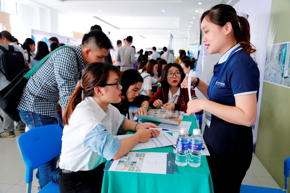 2.372 địa điểm việc khiến cho SV ĐH Đông Á phía trước lễ tốt nghiệp - Ảnh 3. 2.372 địa điểm việc làm cho SV ĐH Đông Á trước mặt lễ tốt nghiệp - Ảnh 3.