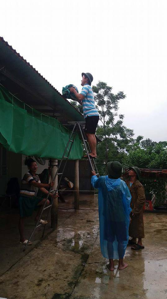Hơn 2.000 thanh niên giúp dân di dời đồ đạc tránh bão Sơn Tinh - Ảnh 7.