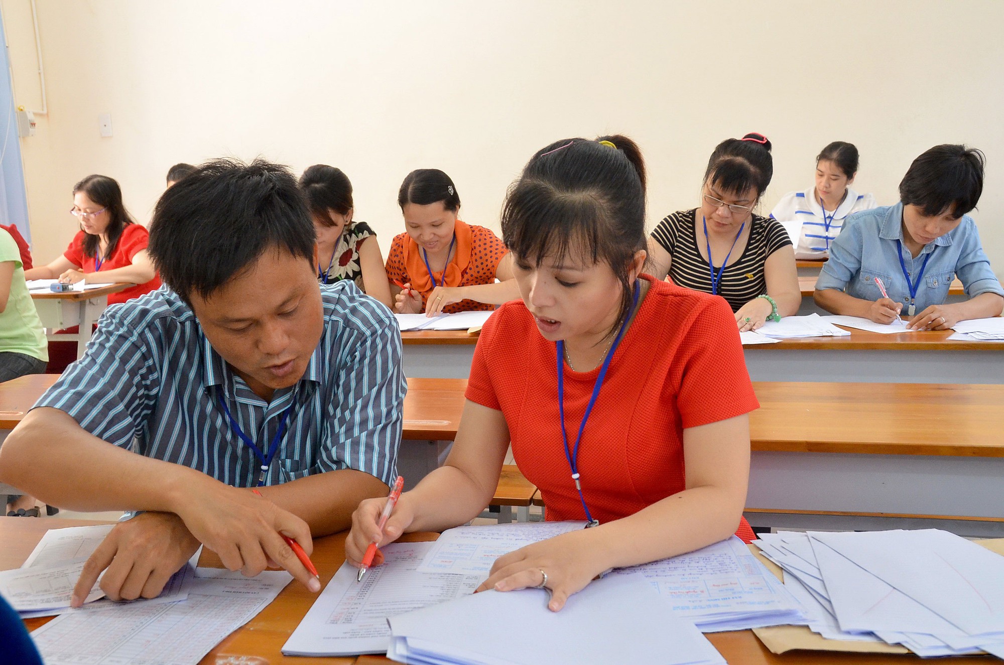 Lỗ hổng chết người ở mắt xích chấm thi - Ảnh 1. Lỗ hổng chết đứa ở khâu chấm thi - Ảnh 1.