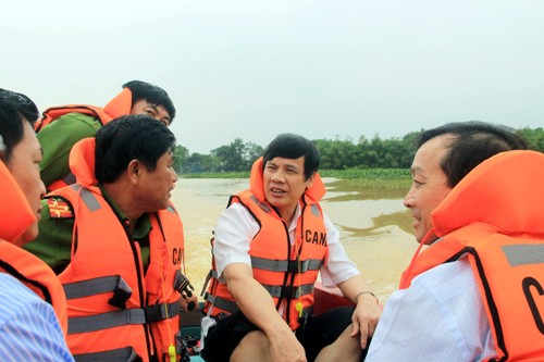 Hơn 2.000 thanh niên giúp dân di dời đồ đạc tránh bão Sơn Tinh - Ảnh 2.