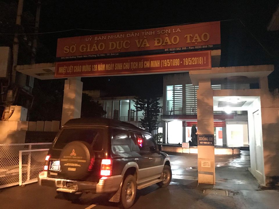 Tổ làm việc lại thâu đêm thứ 2 khám soát điểm thi cao đột ngột ở Sơn La - Ảnh 1. Tổ công tác lại thâu đêm thứ 2 khám xét kiểm tra điểm thi cao thất thường ở Sơn La - Ảnh 1.