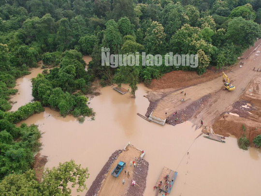 Tường thuật từ nơi vỡ đập thủy điện Lào: Chỉ còn cách dùng trực thăng, ca-nô để cứu người - Ảnh 2.