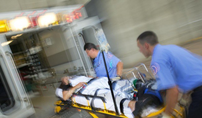 Cầm quả nổ chưa kịp ném đối phương, đã đi cấp cứu