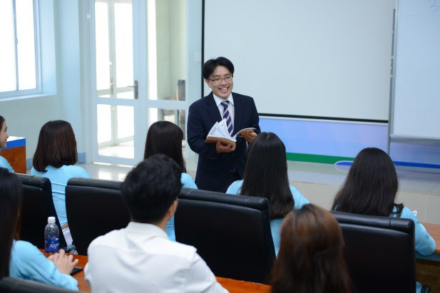 Giỏi ngoại ngữ - thời cơ công việc trong tầm tay, lương bổng cao và thăng tiến nhanh - Ảnh 1. Giỏi ngoại ngữ - thời cơ việc làm trong tầm tay, lương thuởng cao và thăng tiến nhanh - Ảnh 1.