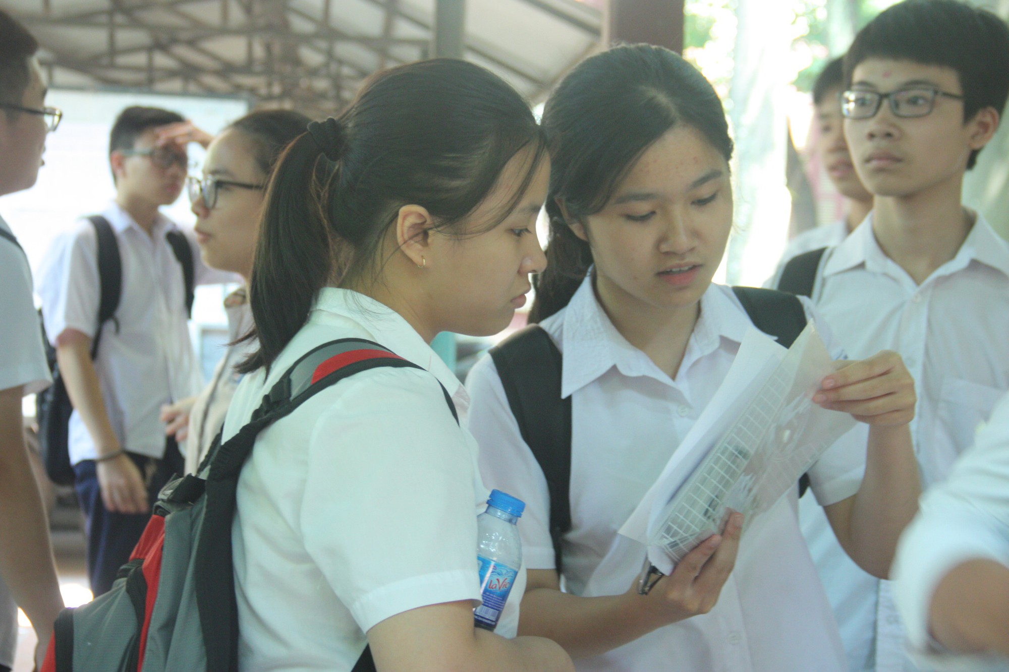 Hà Nội hạ điểm chuẩn vào lớp 10 công lập - Ảnh 2. Hà Nội hạ điểm chuẩn vào lớp 10 công lập - Ảnh 2.