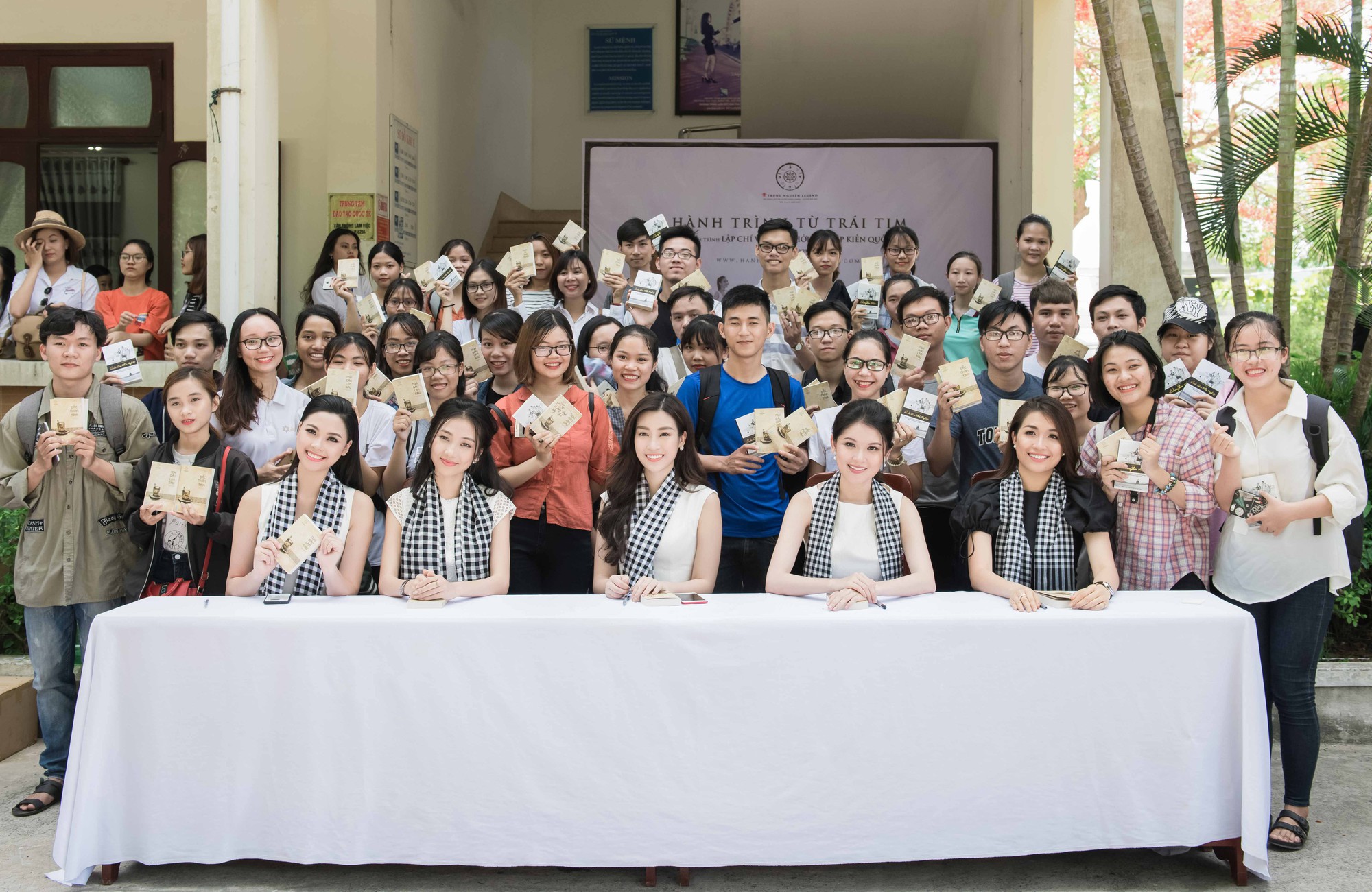 Dàn hoa khôi người đẹp xúc động tặng sách cho sinh viên Đà Nẵng - Ảnh 3. Dàn người đẹp hoa hậu xúc động tặng sách cho sinh viên Đà Nẵng - Ảnh 3.