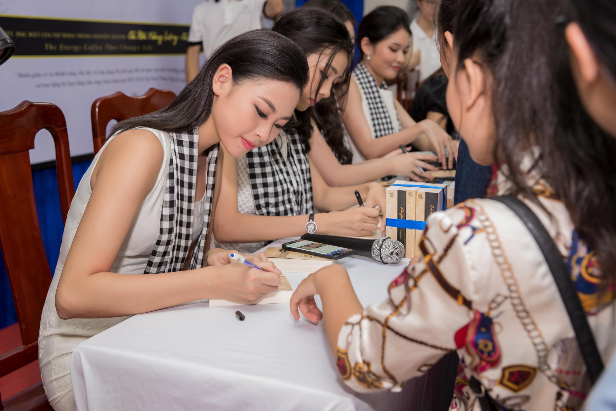 Dàn hoa khôi người đẹp xúc động tặng sách cho sinh viên Đà Nẵng - Ảnh 2. Dàn hoa hậu hoa khôi xúc động tặng sách cho sinh viên Đà Nẵng - Ảnh 2.