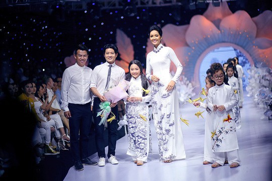 Hoa hậu Đỗ Mỹ Linh khoe giọng hát, hoa hậu HHen Niê mặc áo dài 105 triệu - Ảnh 5.
