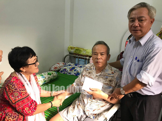 Thành ủy TP HCM trao tặng tiền cho NSƯT Giang Châu trị bệnh - Ảnh 1.