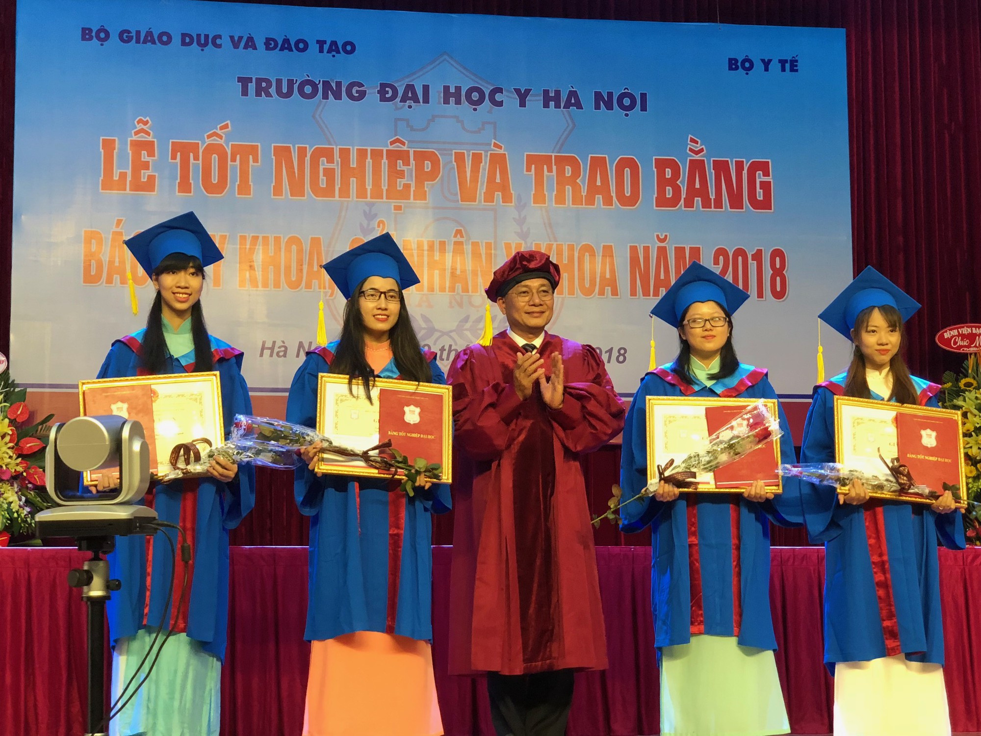 Hàng trăm tân y sĩ hô vang xin thề trong lễ tốt nghiệp - Ảnh 1. Hàng trăm tân y sĩ hô vang xin thề trong lễ tốt nghiệp - Ảnh 1.
