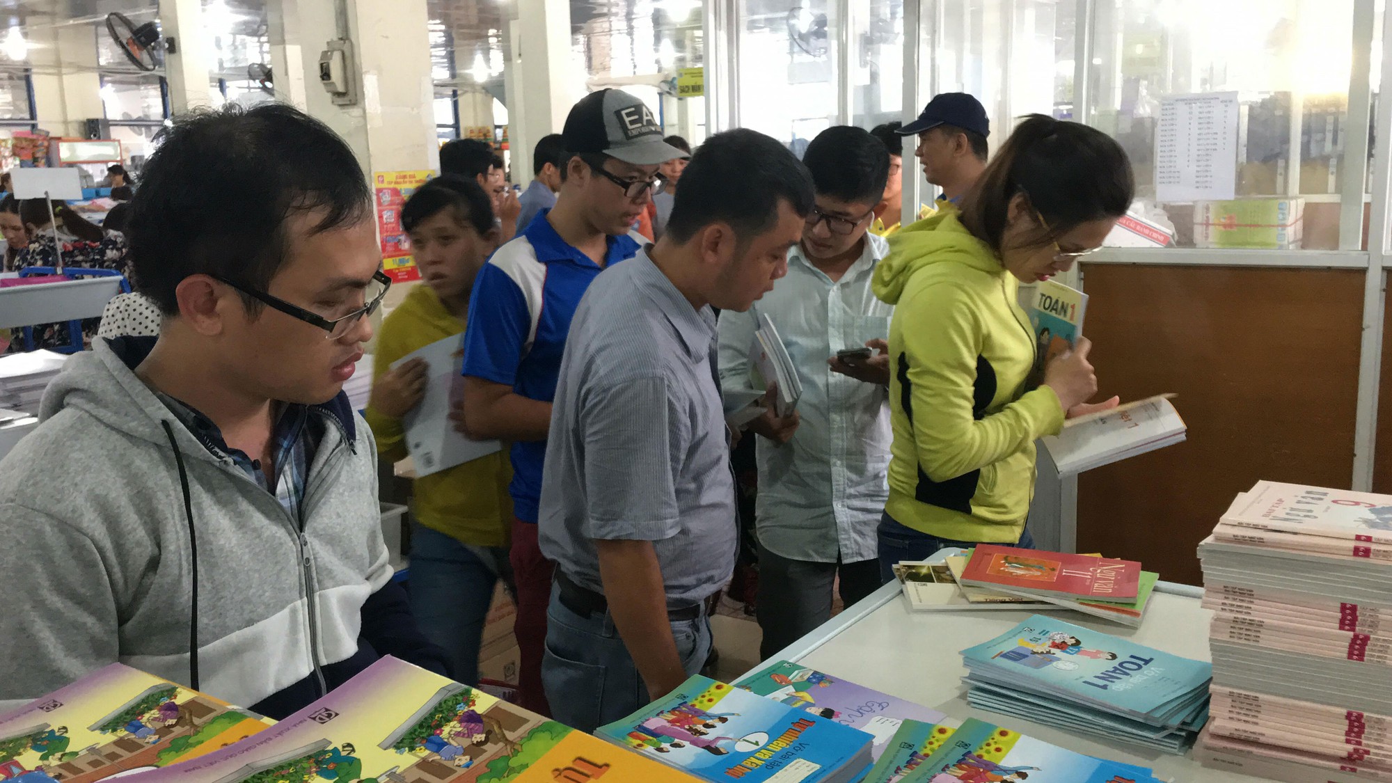 Thiếu sách giáo khoa: Do độc quyền? - Ảnh 1. Thiếu sách giáo khoa: Do độc quyền? - Ảnh 1.