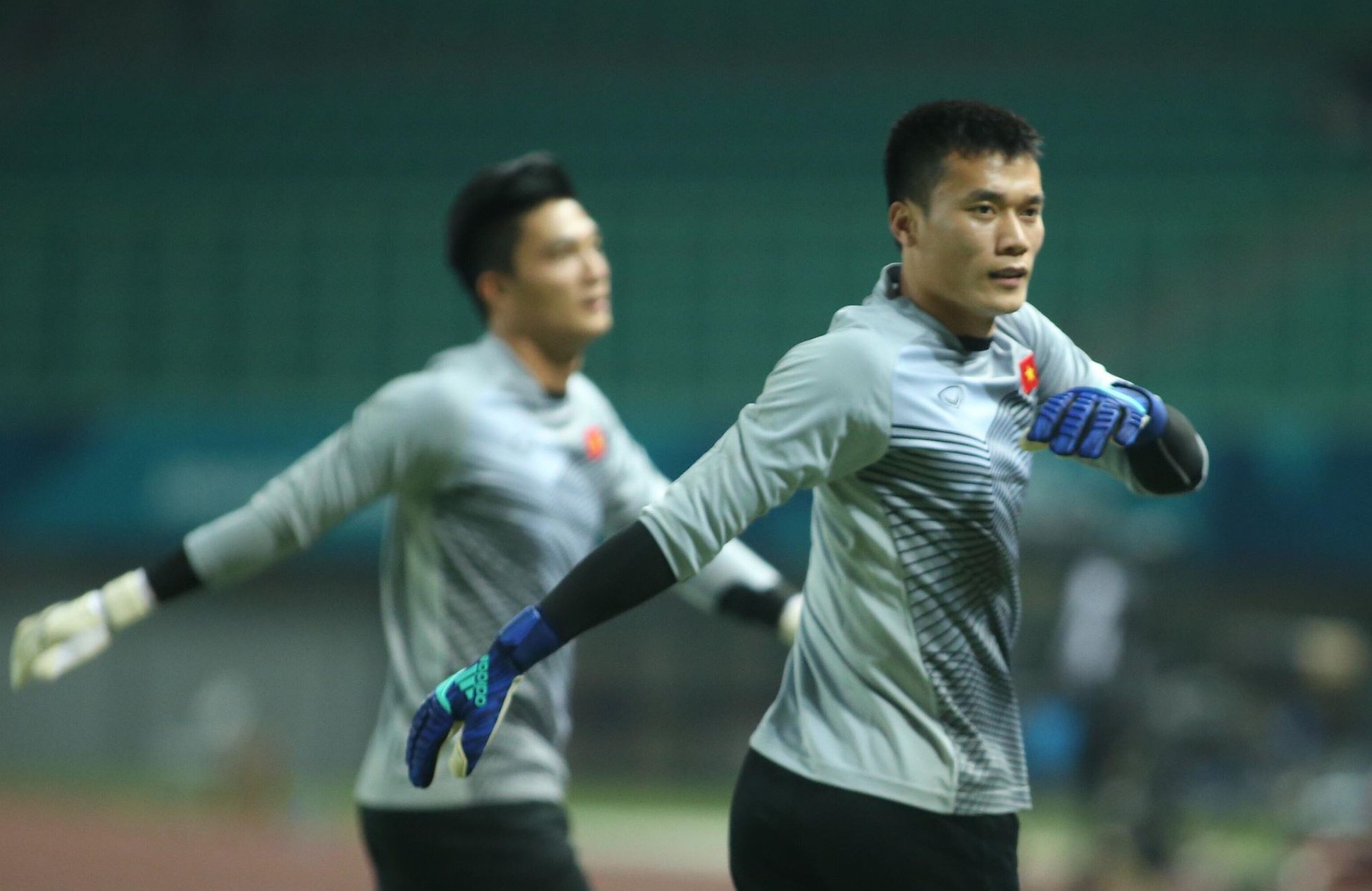 Thủ môn Bùi Tiến Dũng lần đầu bắt chính cho Hà Nội FC - Ảnh 1. Thủ môn Bùi Tiến Dũng lần đầu bắt chính cho Hà Nội FC - Ảnh 1.